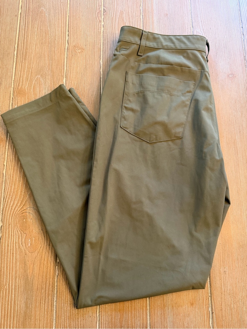 Fabletics Men’s “the don” 5 pocket pants in utility green